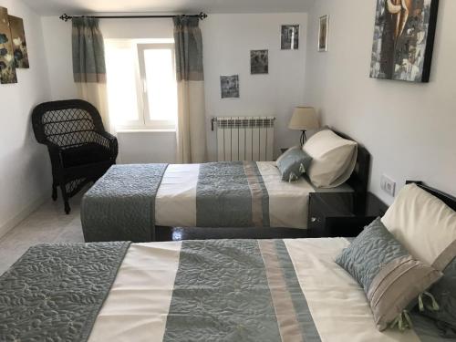 Postel nebo postele na pokoji v ubytování 2 Bed-Sleeps 4-Mtn View-Private Pool & Terrace