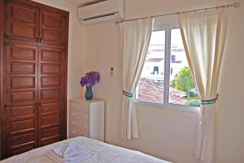 Posteľ alebo postele v izbe v ubytovaní Apartment La Perla, Nerja with Seaview, Capistrano