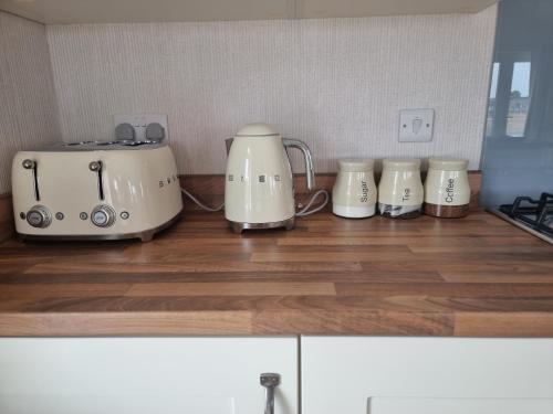 a counter with three toasters and a toaster at Luxury 2-Bed Lodge in Routh HotTub & Pet Friendly in Routh
