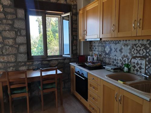 A cozinha ou kitchenette de Lavender House 2 - Agios Nikitas