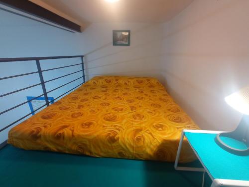 Dormitorio pequeño con cama y mesa en Casa Oliver, en Palazzolo Acreide