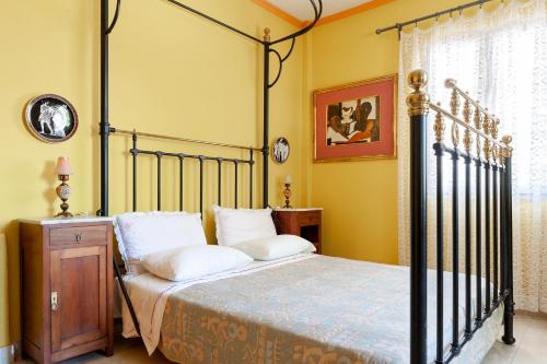 a bedroom with a bed with a canopy bed sidx sidx sidx at Stavros summer house in Nea Fokea
