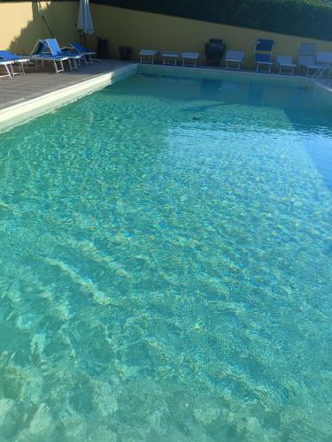 The swimming pool at or close to Lu Renge