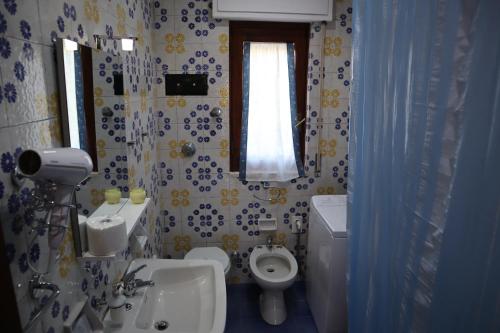 San Mauro CastelverdeにあるCasa Borgo Borrelloのトイレと洗面台付きのバスルーム