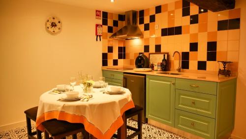 una cocina con una mesa con platos y vasos. en Casarupa do Viriato en Torre de Moncorvo