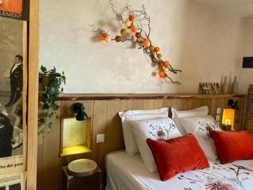 Schlafzimmer mit einem Bett mit Orangen an der Wand in der Unterkunft Maison d'hôtes Une hirondelle en Provence in Roussillon