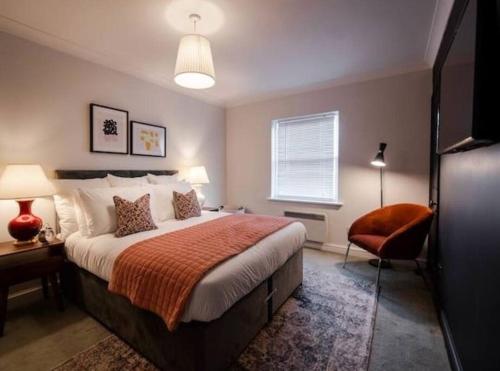 Un pat sau paturi într-o cameră la Oxford Summertown Modern Apartment