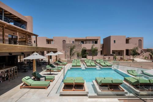 Bazén v ubytování Paralos Venus Suites Adults Only nebo v jeho okolí