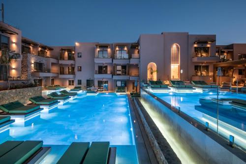 una imagen de una piscina en un hotel en Paralos Venus Suites Adults Only en Hersonissos