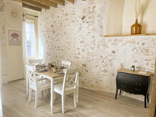 桑塞爾的住宿－Le Logis du Beffroi，白色的用餐室配有桌椅