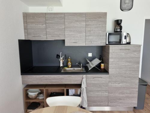 Photo de la galerie de l'établissement Appartement in Mimizan's center with pool & BBQ, à Mimizan