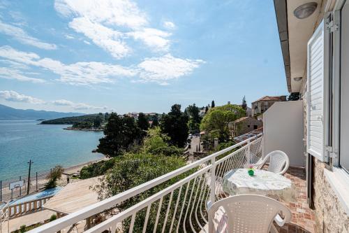 Apartments Siri, 1 min walk to the beach