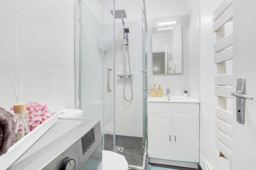 a bathroom with a shower and a toilet and a sink at Joli Appartement 20 minutes Paris, Orly, CDG, Disney, Wi-Fi & Netflix in Le Perreux-Sur-Marne