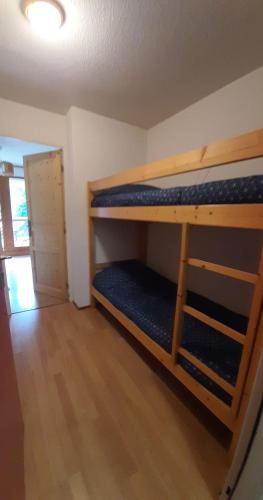 une chambre avec deux lits superposés dans une pièce dans l'établissement Un havre de paix aux pieds des chemins de montagne, aux Contamines-Montjoie