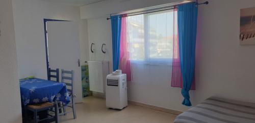 Cette chambre dispose d'un lit, d'une fenêtre et du chauffage. dans l'établissement Studios à Golfe juan, au Golfe-Juan