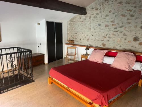 - une chambre avec un lit et une couverture rouge dans l'établissement El pati català, à Fourques