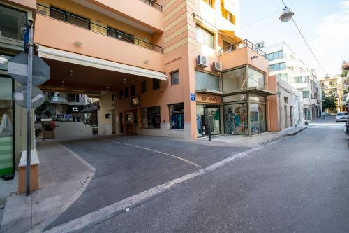 una calle vacía en una ciudad con edificios altos en City Stories, en Heraclión