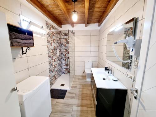 a bathroom with two sinks and a shower at Apartamento en Mala con vista al mar in Mala
