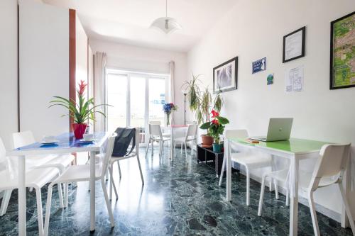 Restoran atau tempat lain untuk makan di Take It Easy Roma Guest House