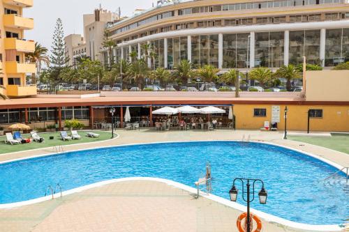 duży basen przed budynkiem w obiekcie Family Home near Ocean Los Cristianos LoveTenerife w Aronie