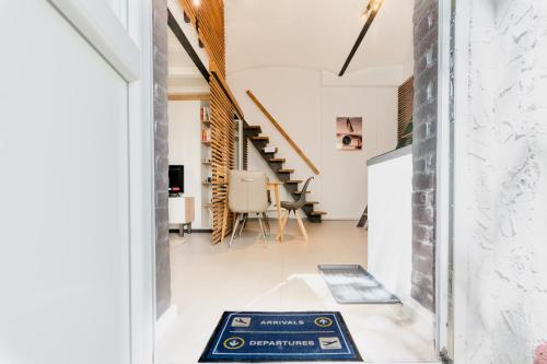 sala de estar con escalera y alfombra en el suelo en homebydoni - Küche I Terrasse I 1000 Mbits WiFi I Design Loft nahe RMCC & Staatstheater, en Wiesbaden
