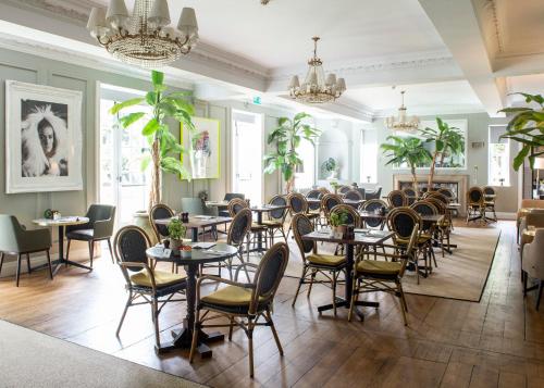 Restaurace v ubytování Bush Hotel Farnham