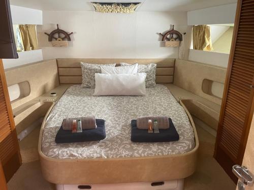 Bett in einem kleinen Zimmer in einem Boot in der Unterkunft Barco El Marques in Barcelona