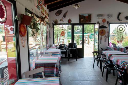 Apart del Valle في تافي ديل فالي: مطعم فيه صفوف من الطاولات والكراسي في الغرفة