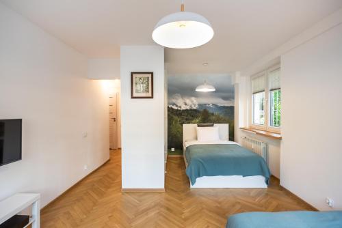 Schlafzimmer mit einem Bett und einem Fenster in der Unterkunft Royal Route Marvelous Apartment in Warschau