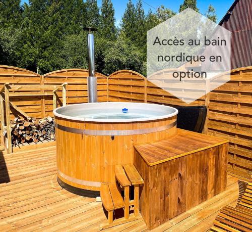 un bain à remous sur une terrasse en bois avec un banc dans l'établissement Maison normande au bord de Seine, Le Verger de Pacôme, à Anneville-Ambourville