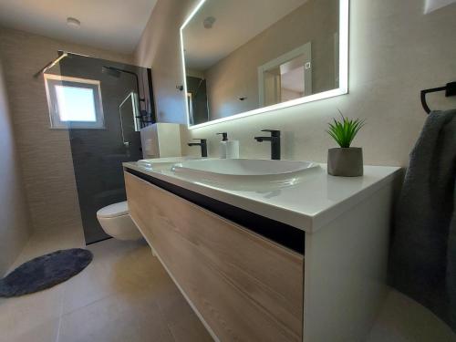 Kylpyhuone majoituspaikassa Apartments Marina View