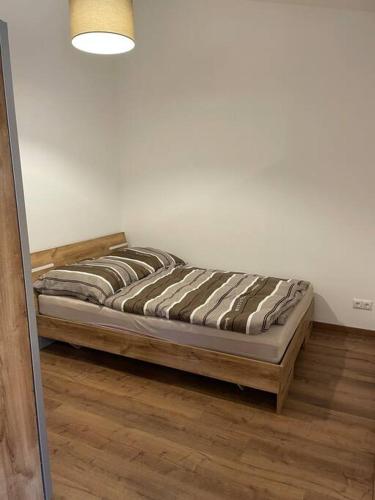 - un lit dans l'angle de la chambre dans l'établissement Apartment in zentraler Lage mit Privatparkplatz, à Grafenwöhr