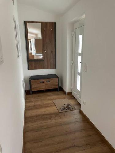um quarto com um corredor com um espelho e uma porta em Apartment in zentraler Lage mit Privatparkplatz em Grafenwöhr