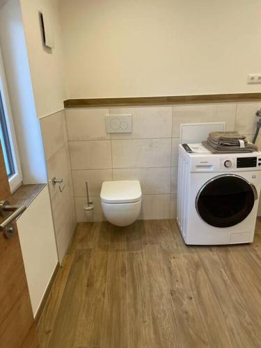 La petite salle de bains est pourvue de toilettes et d'un four micro-ondes. dans l'établissement Apartment in zentraler Lage mit Privatparkplatz, à Grafenwöhr