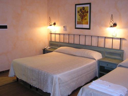 Säng eller sängar i ett rum på Hotel Mistral