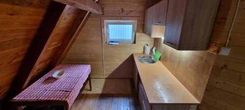 a bathroom with a sink and a bench in a cabin at Święty spokój na pięterku in Stańkowa