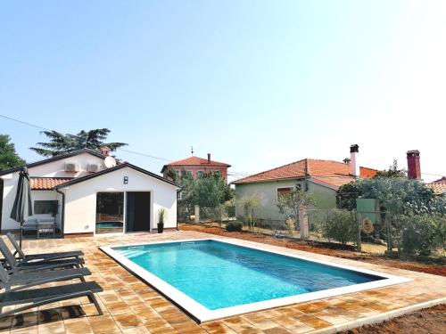 una piscina en el patio trasero de una casa en Cozy House with Pool near Rovinj, en Kanfanar