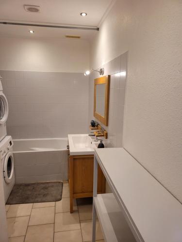 馬羅尼河畔聖羅蘭的住宿－Hudace maison partagée，带浴缸、水槽和洗衣机的浴室
