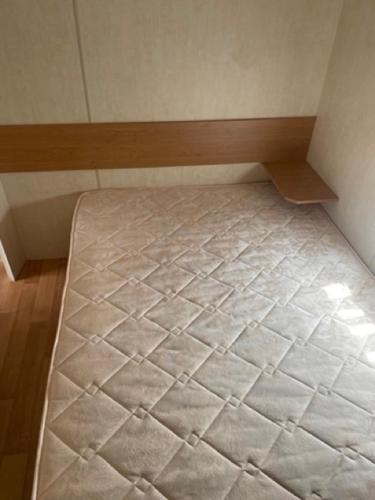 クノック・ヘイストにあるSUNNY BEACHのベッド1台が備わる客室のコーナー