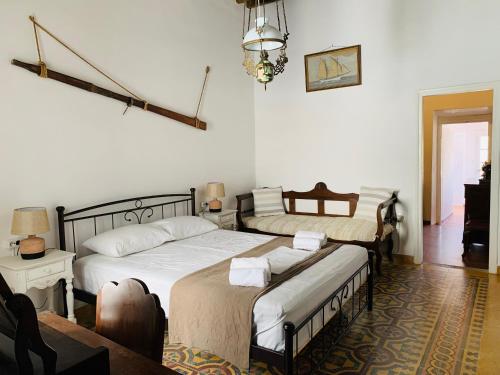Kástron的住宿－Lotzia House，一间卧室配有两张床和吊灯。