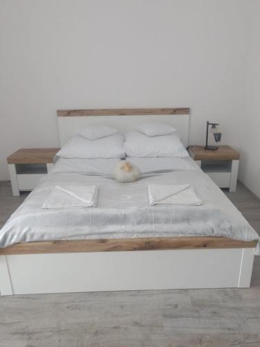 a large white bed with white sheets and pillows at Dolina Dunajca in Tylmanowa