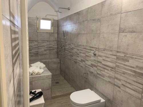 uma casa de banho com um WC e um chuveiro em Elena Casa Vacanze 1 em San Donato di Lecce