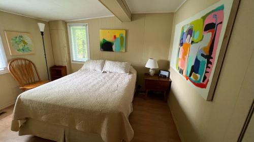Un pat sau paturi într-o cameră la Lakeside Cottage
