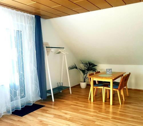 a table and chairs in a room with a window at Casa Blanca in Niestetal