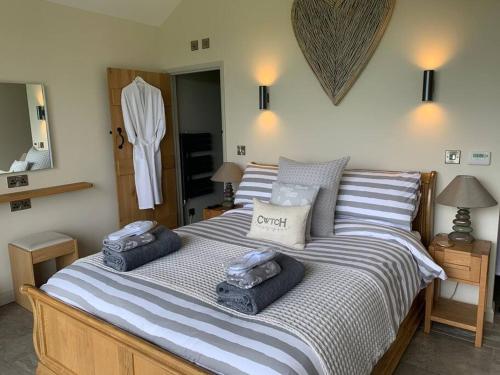 um quarto com uma cama com duas toalhas em The Lodge em Brecon