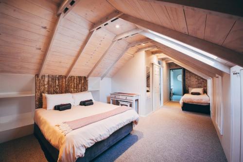 a bedroom with a large bed in a room with wooden ceilings at Lakeside Mountain Loft in Lakeside