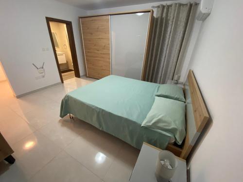 Tempat tidur dalam kamar di Modern, Spacious, 3 Bedroom Apartment near Malta International Airport