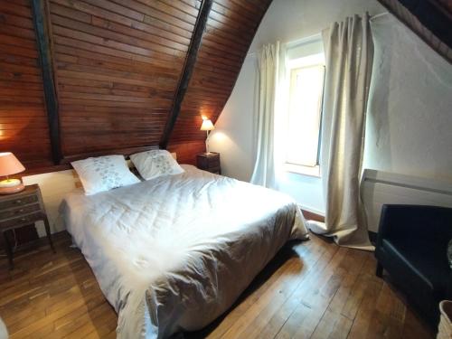 - une chambre avec un grand lit et une fenêtre dans l'établissement Chaumière typique proche plage 1-4pers Ty Plouz, à Névez