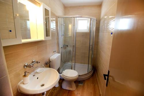 a bathroom with a shower and a toilet and a sink at The Peaceful Vacation in Metajna