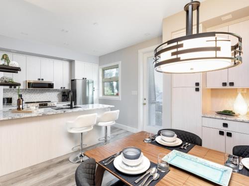 Nhà bếp/bếp nhỏ tại Beautiful 2 bedroom town home in Sunrise Ridge